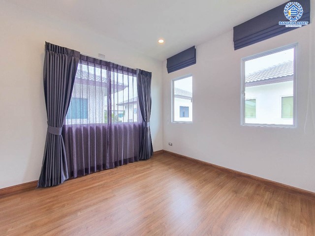 *****บ้านเดี่ยวมือสอง ม.เซนโทร พหลโยธิน-วิภาวดี เนื้อที่กว้าง 51 ตร.ว. ฟังก์ชัน 3 ห้องนอน 3 ห้องน้ำ ที่จอดรถ 2 คัน บ้านหลังใหญ่ สภาพใหม่เอี่ยม พร้อมลากกระเป๋าเข้าอยู่! บนทำเลเดินทางสะดวกเชื่อมต่อถนนพหลโยธิน, ถนนลำลูกกา, ถนนสายไหม, ถนนรังสิต-นครนายก และทางด่วน "โทลล์เวย์" จองเลยวันนี้!